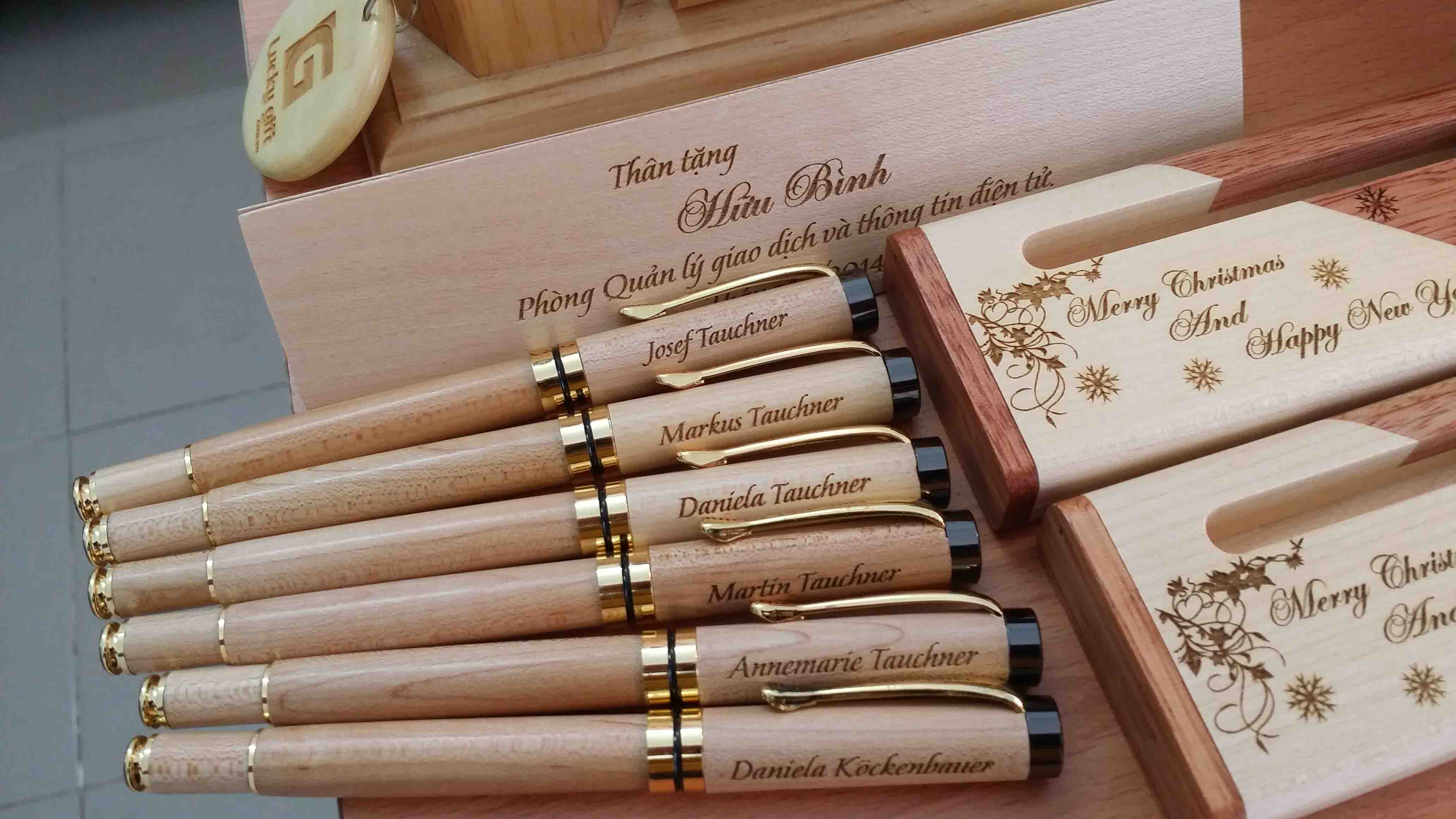 Bút gỗ khắc tên là gì? 