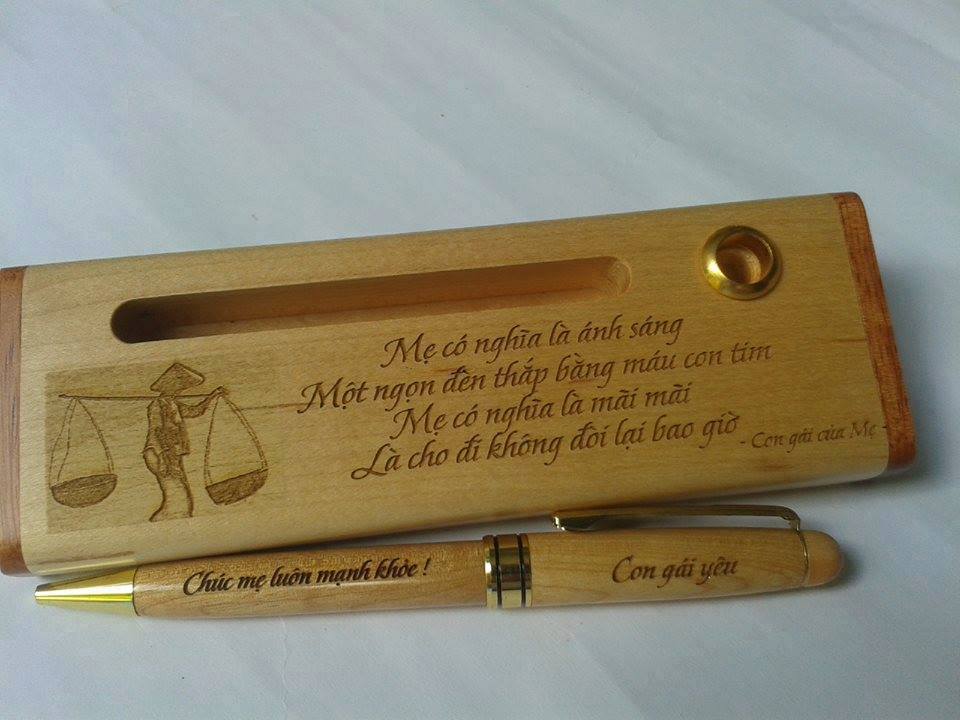 Bút gỗ khắc tên